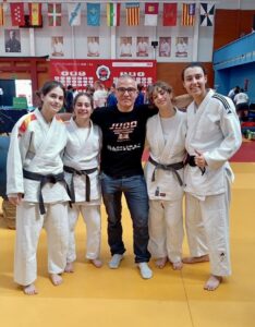 Equipo femenino de Yutori Sports — Liga Nacional de Judo, Segunda División · Nuestro coach siempre con nosotros