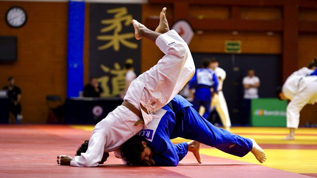 Proyección de judo durante competición de la Liga Nacional