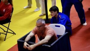 Nuestro coach siempre con nosotros — pausa entre combates en la Liga Nacional de Judo