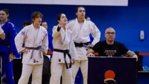 Equipo femenino de Yutori Sports animando en la Liga Nacional de Judo · Nuestro coach siempre con nosotros